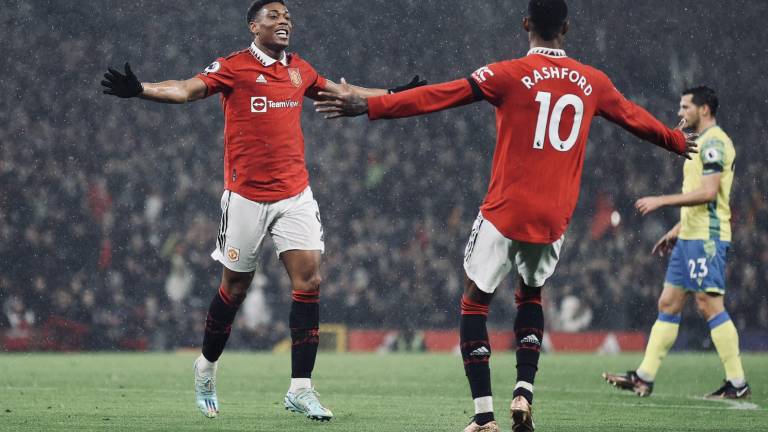 Anthony Martial y Marcus Rashford celebran sus goles en el triunfo del Manchester United.