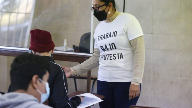 Una docente trabaja bajo protesta en el puerto.