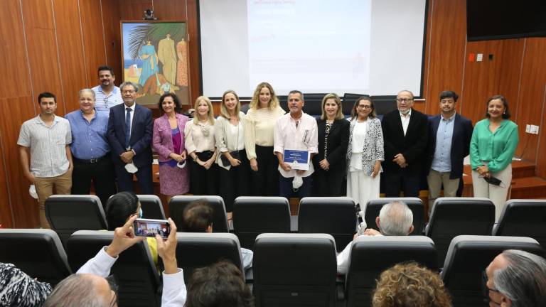 Víctor López de la Paz recibió el reconocimiento en nombre de su tío, Antonio López Sáenz.