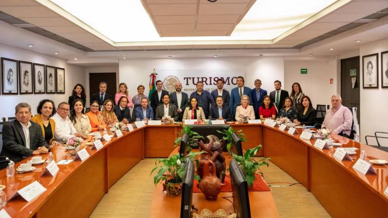 Representantes de Sectur y Profeco explicaron a las y los hoteleros estrategias y medidas para fortalecer la calidad y competitividad de los servicios turísticos.