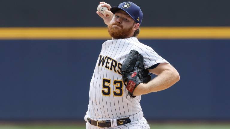 Brandon Woodruff permanecerá con los Cerveceros, pese a estar lesionado.