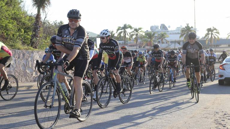 Salida de la carrera Ciclista Gran Fondo, en las flotas pesqueras del Paseo del Centenario