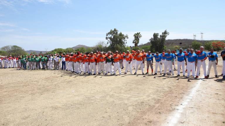 Los peloteros rinden la protesta deportiva.