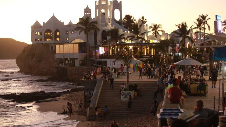 Se vieron a pocas personas caminando por la Camarón Sábalo, punto por el que suelen transitar los turistas.