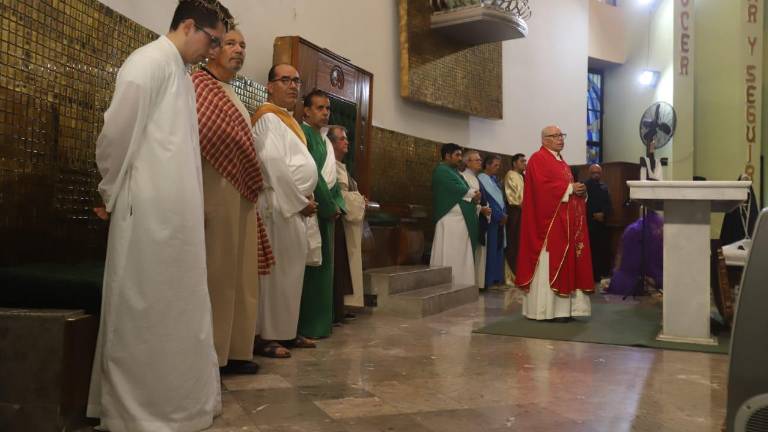 Los fieles católicos se reunieron para formar parte de una breve ceremonia religiosa de oración, como parte del luto por la muerte de Jesucristo.
