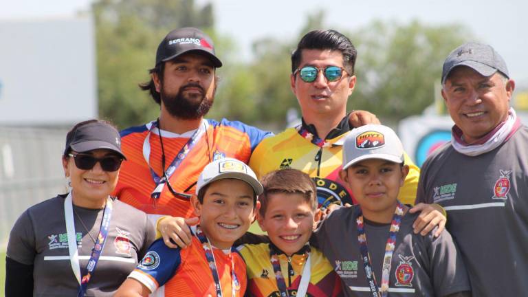 El grupo de la delegación sinaloense que conquistó varias medallas en tiro con arco.