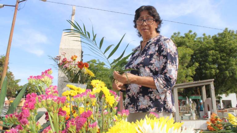 Familias acudieron con ramos de flores para atender la tumba de sus progenitoras y abuelas.