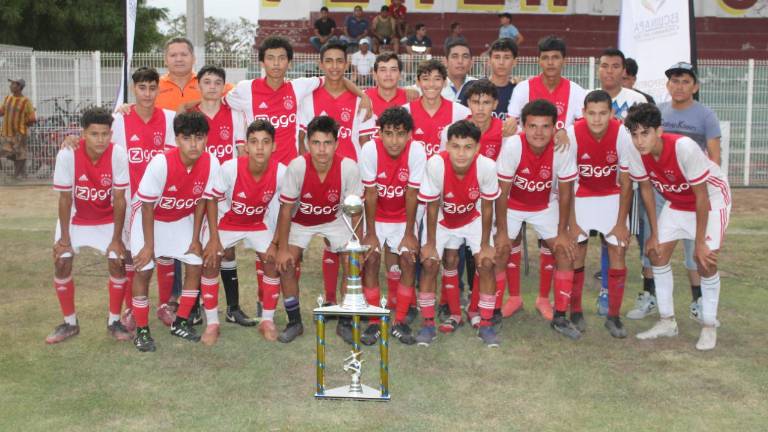 La 10 de Mayo presume su trofeo de campeón.