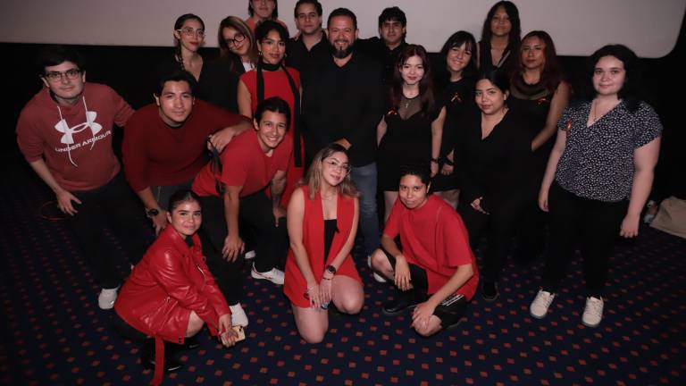 El profesor Edxon Rodríguez entre sus alumnos.