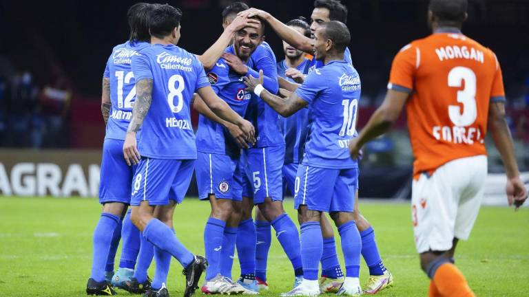 Rafael Baca es felicitado por su gol.