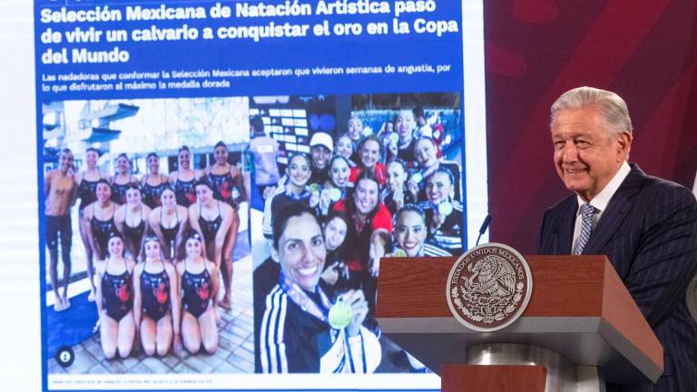 AMLO habla sobre el equipo mexicano de natación artística.