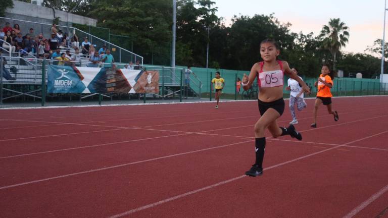 Los atletas “quemaron” la pista.