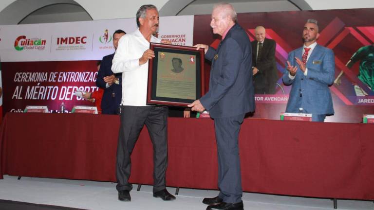 Don Héctor Avendaño (der.) fue exaltado el miércoles al Salón de la Fama de Culiacán.