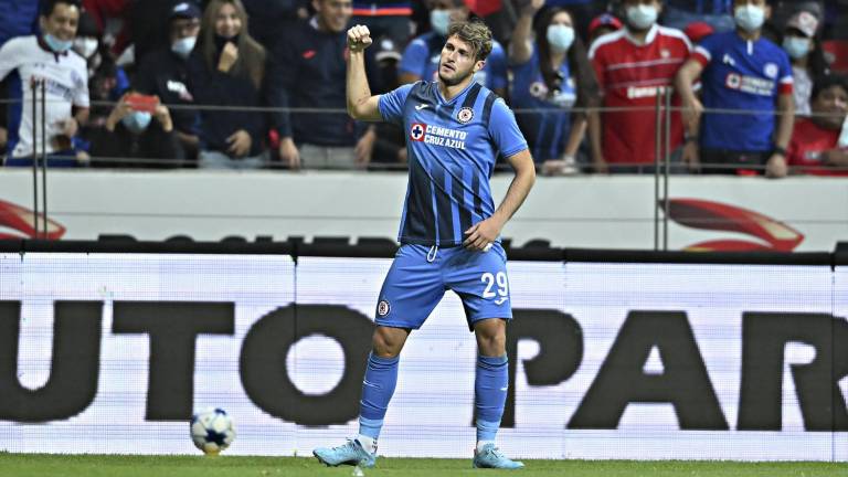 Santiago Giménez marcó doblete por La Máquina.