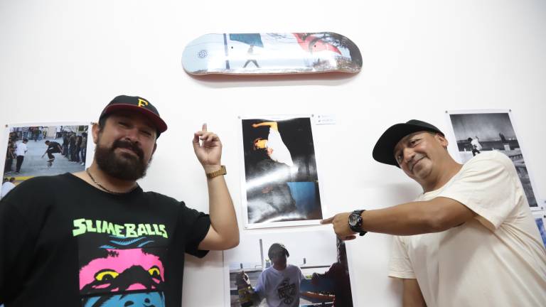 Los organizadores Rafael Salas y José Ignacio Baeza muestrán algunas de las fotografías de la exhibición.