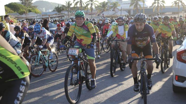Los ciclistas toman la salida en el Cerro del Vigía.