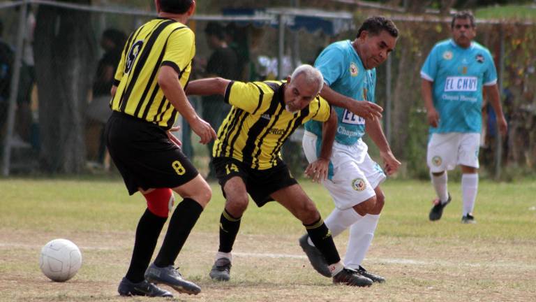 Buenos encuentros se observan en la Liga de Futbol Platino Plus 65 años.