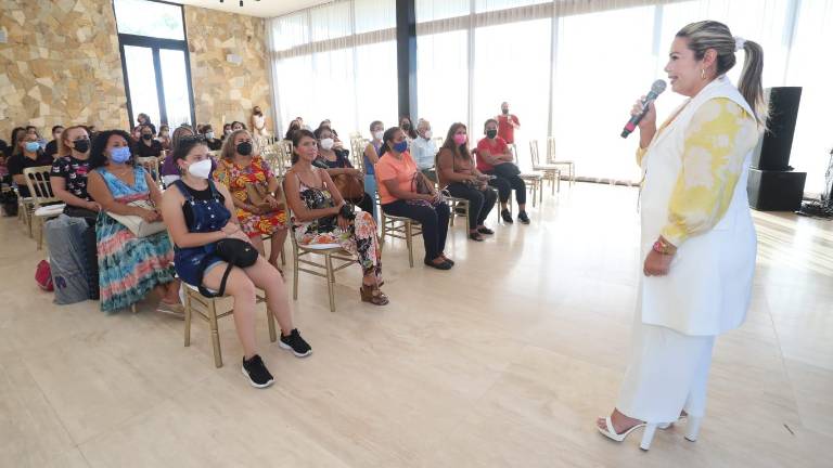 Conferencias sobre prevención y orientación acerca del cáncer de mama.
