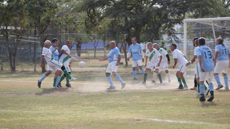 Un cerrado encuentro se vivió en el Club Deportivo Muralla, entre Amigos del Muralla y Brujildos.
