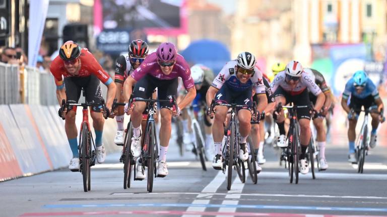 Arnaud Démare impone su sprint para ganar la etapa 13.