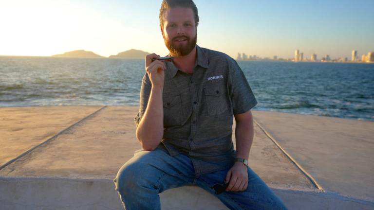 Kyle Rowland impartió una clase abierta con niños de Mazatlán.