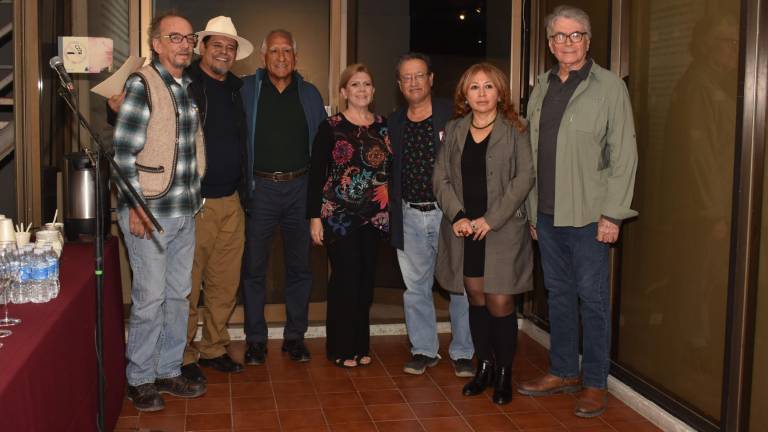 José Kan Guerrero, Alfonso Flores, Miguel Ángel Jardines, Claudia Apodaca, Feliciano Hurtado, Margarita Félix y Héctor Monge, luego de la inauguración de la exposición.
