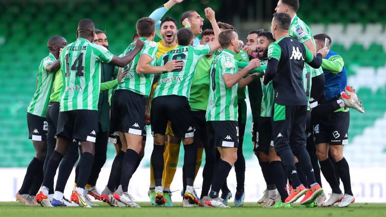 El Betis ganó en la reanudación del juego suspendido el sábado por hechos violentos y avanzó en la Copa del Rey.