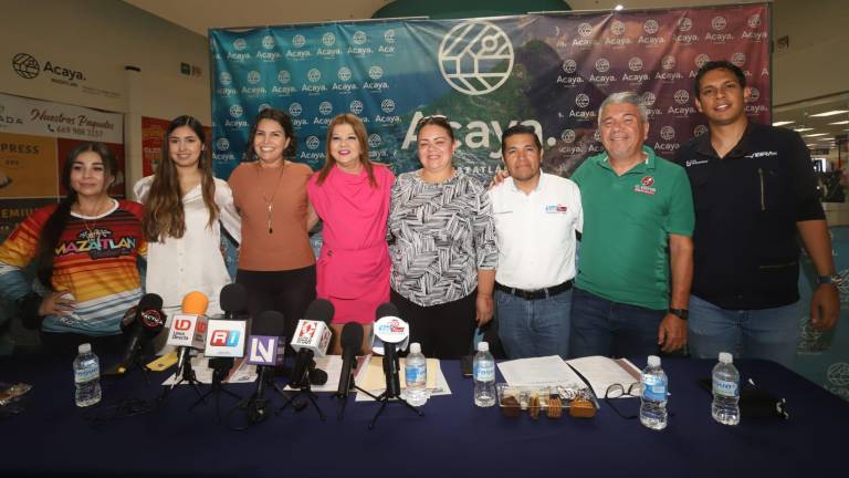 La organizadora de la competencia, junto a autoridades deportivas y varios de los homenajeados.