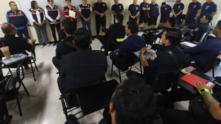 Personal de agrupaciones de bomberos de Sinaloa participan en capacitación en Mazatlán.