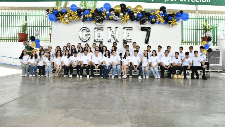 Alumnos de tercer año de preparatoria disfrutan de una emotiva despedida.
