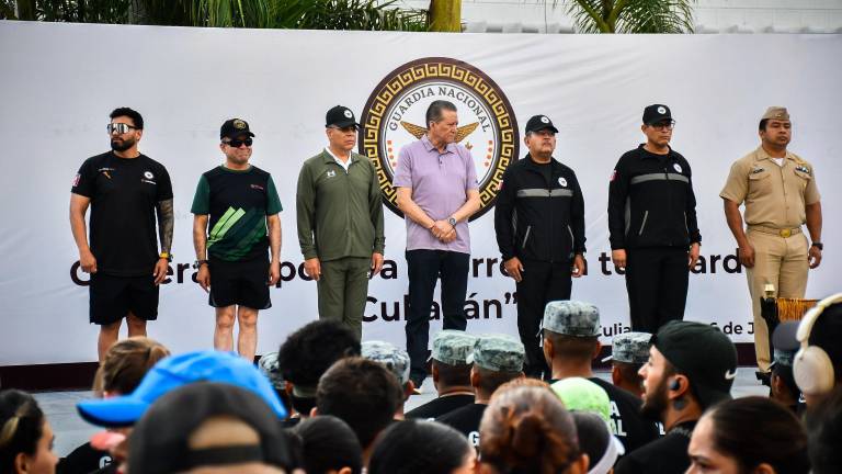 Feliciano Castro Meléndrez (centro) dice que deben reforzarse las estrategias de seguridad para devolver la paz a Sinaloa.