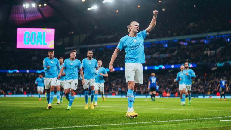 Erling Haaland marca dos goles.