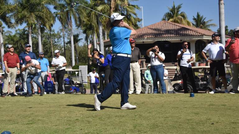 Guillermo Álvarez realiza el primer tiro del torneo.