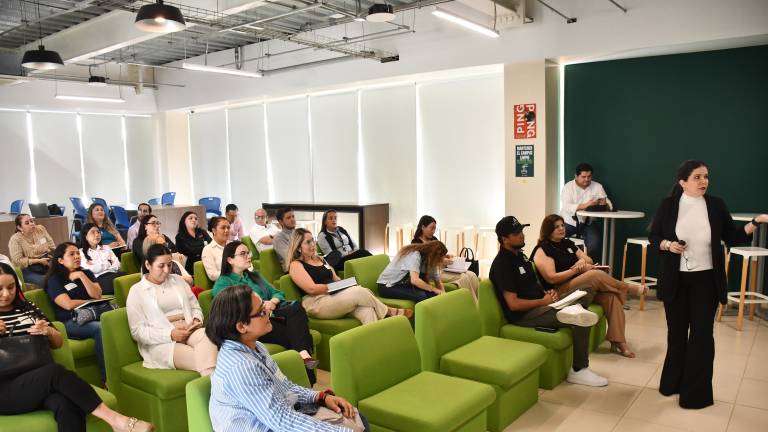 Una importante asistencia se registra en la charla.