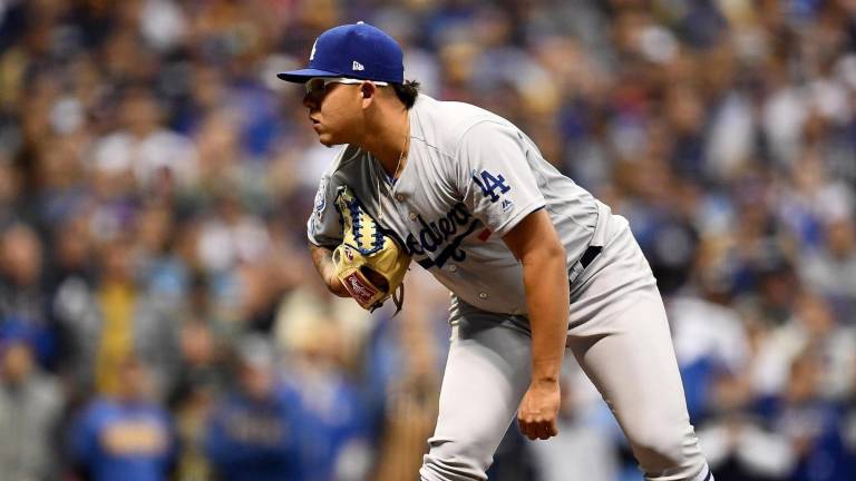 Julio Urías no lanzó mal, pero no tuvo el respaldo de sus compañeros y perdió el encuentro.