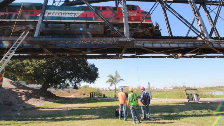 El Puente Negro de Culiacán recientemente fue pintado.