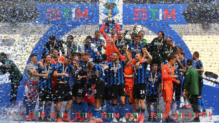 Inter de Milán recibió el Scudetto luego de golear al Udinese.