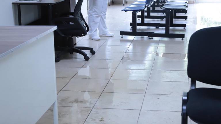 Después de las lluvias que se han registrado en Mazatlán, también ha estado lloviendo dentro de las instalaciones del Centro de Salud IMSS Bienestar de la colonia Jaripillo.