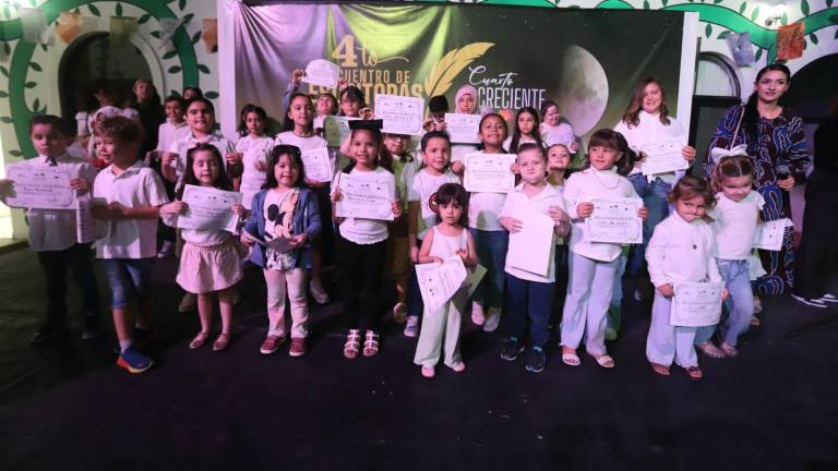 En la velada los alumnos de la Casa de Cultura Zapatistas recibieron diplomas por su trabajo de manos de su maestra Kleyna Sarabia.