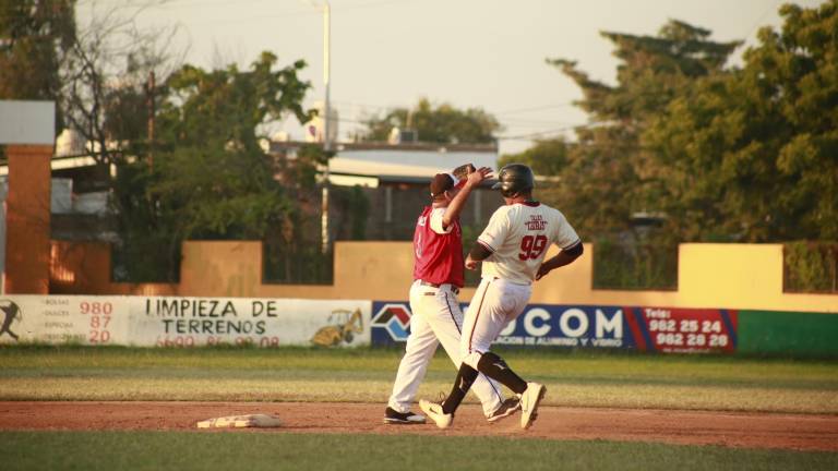 Emocionantes están las acciones en la Liga de Beisbol Eco Taxis Verdes 2021.