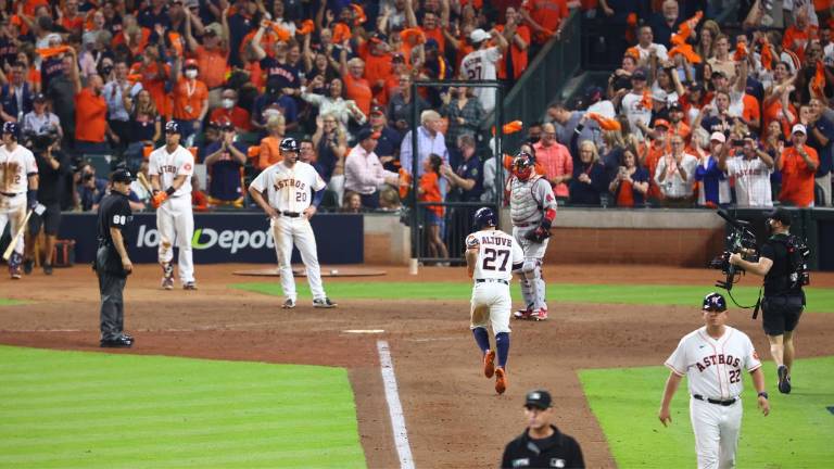 José Altuve conecta jonrón por Astros.