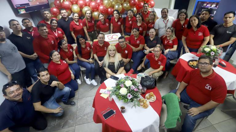 Colaboradores de Datemex Mazatlán se toman la fotografía del recuerdo.