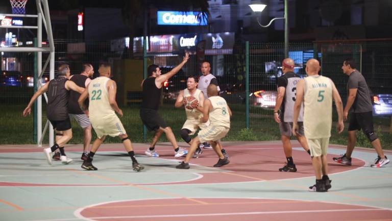 La cancha del Parque Lineal vibró con cerrados encuentros.