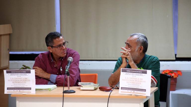 El cronista Rosendo Romero Guzmán durante la charla con la presencia de algunos miembros del Comité Tacuichamona Pueblo Señorial.