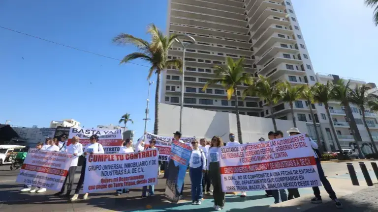 En marzo, más de 30 inversionistas en una manifestación exigieron al Gobernador Rubén Rocha Moya que obligue a Torre Triana les entregue sus departamentos ya liquidados.