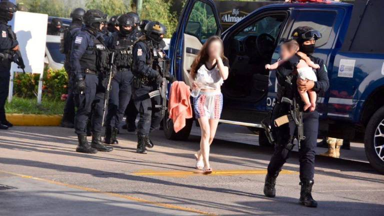 Una joven y su bebé recibieron auxilio de policías tras la evacuación de un complejo departamental en el sector Tres Ríos, en medio de un enfrentamiento armado.