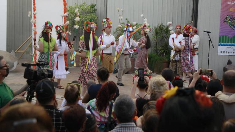 Celebran con altares y artes escénicas el Día de Muertos en el Isic.