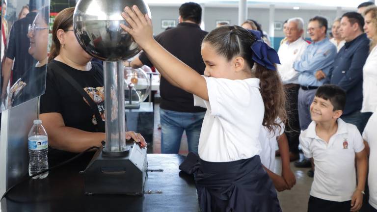 Niños y niñas disfrutan de las actividades del programa Ciencia en Movimiento.