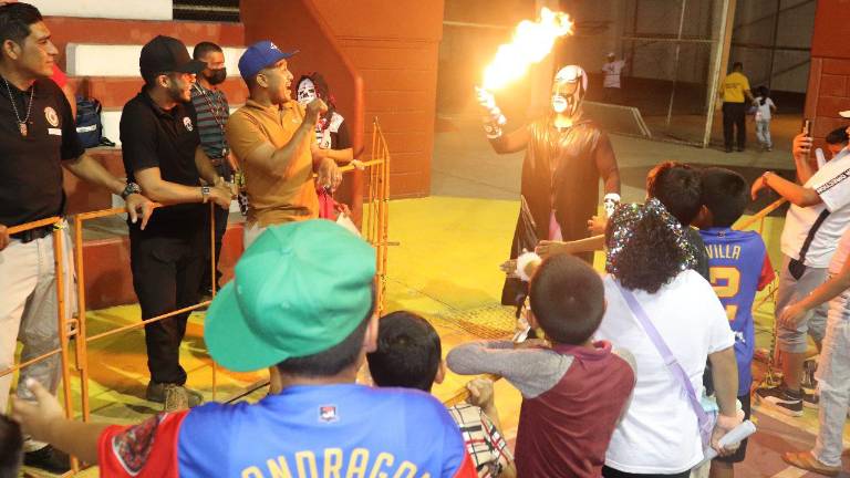 Los gladiadores deleitaron a los aficionados en Escuinapa.