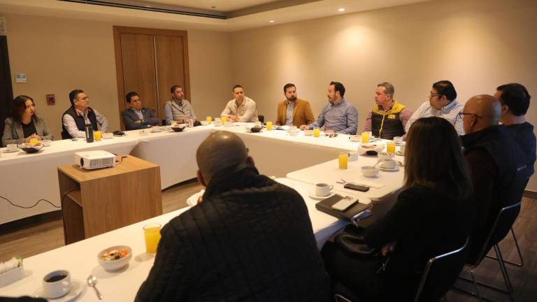 El Secretario de Economía en Sinaloa, Ricardo “Pity” Velarde Cárdenas, se reunió este lunes con integrantes de la Intercamaral Mazatlán.